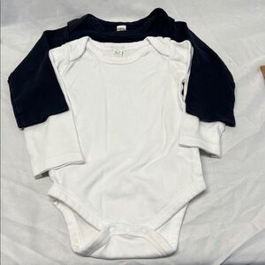 Colored Organics Black and White Long Sleeve 2 Onesies Bundle Size 12-18 months